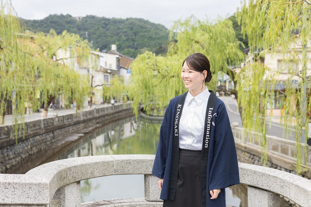 城崎温泉の柳並木と坂田さん