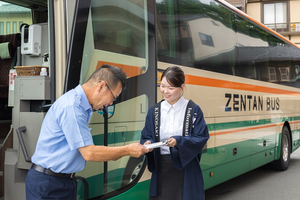 特急バスの運転手さんと予約状況を確認する坂田さん