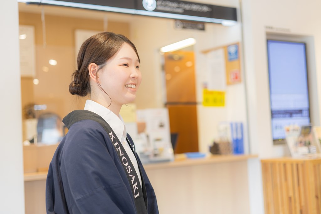 案内カウンターで接客する坂田さん